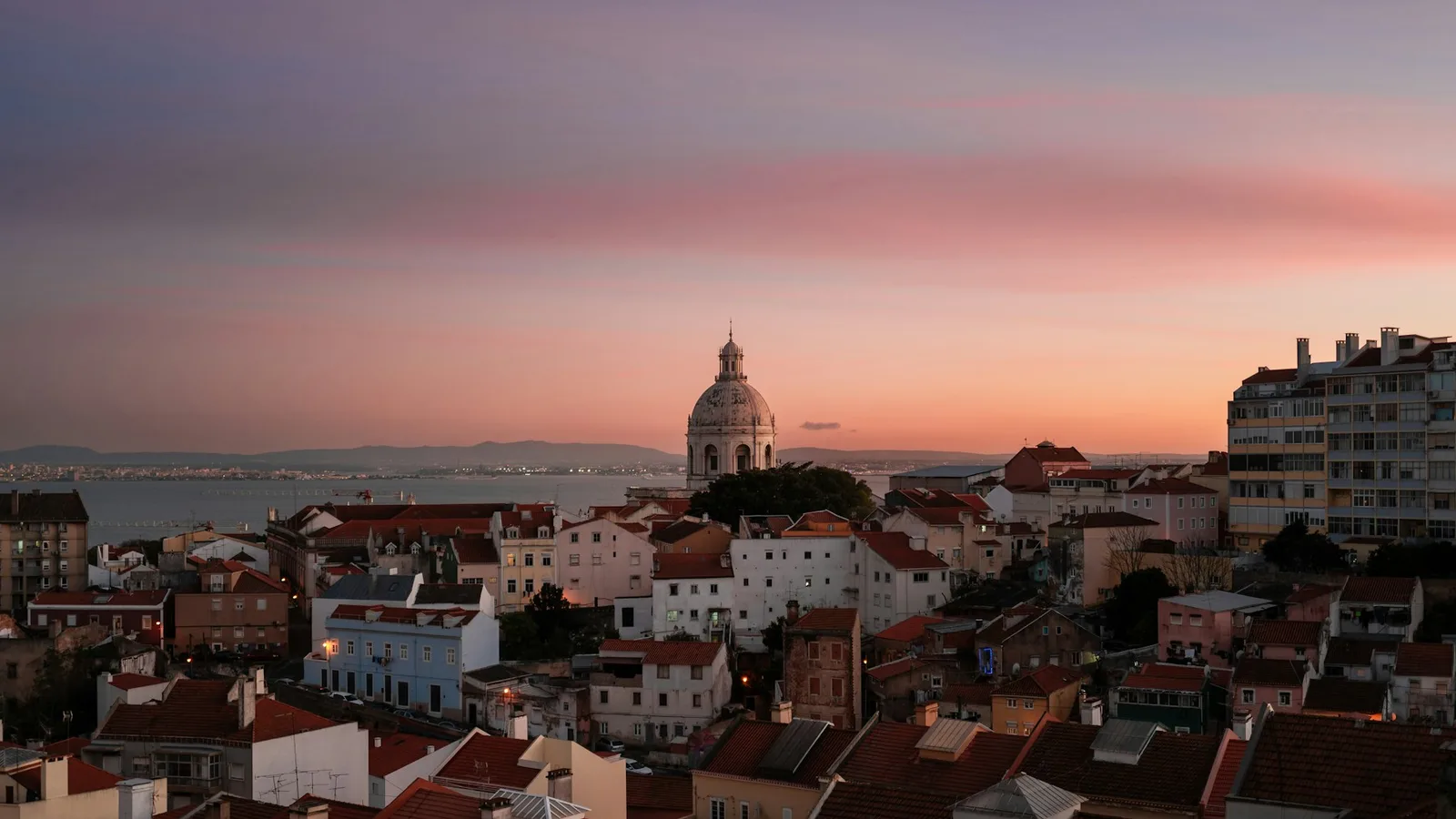 Los tejados de Lisboa bajo la luz pastel del atardecer