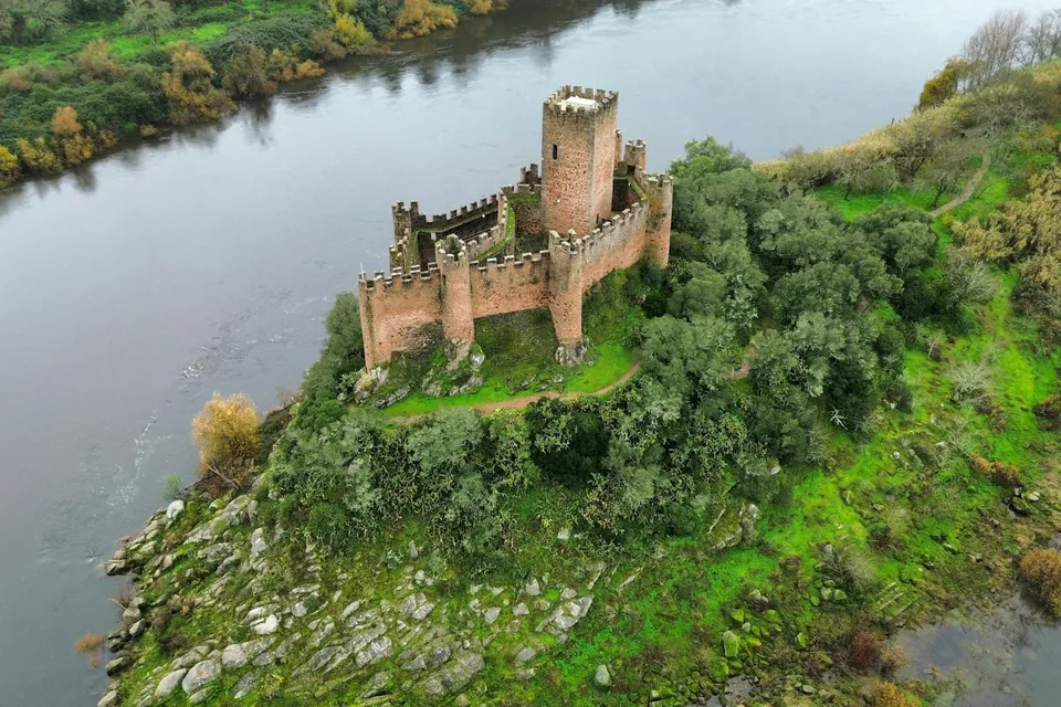 El castillo de Almourol en su isla del Tajo, visto desde el aire