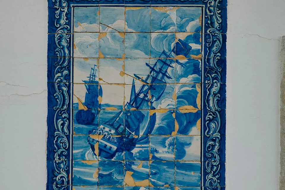 Un panel de azulejos azules y blancos con veleros