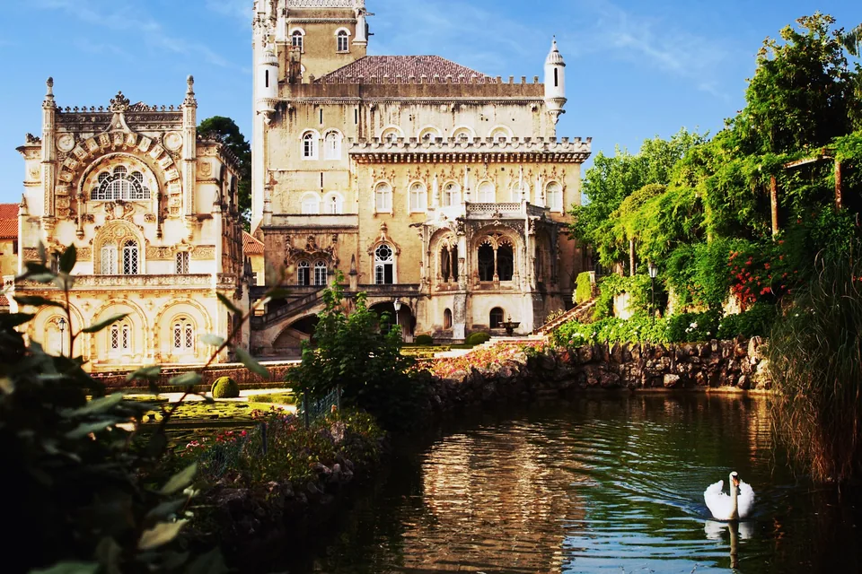 El Palacio de Buçaco y su lago, en medio del bosque