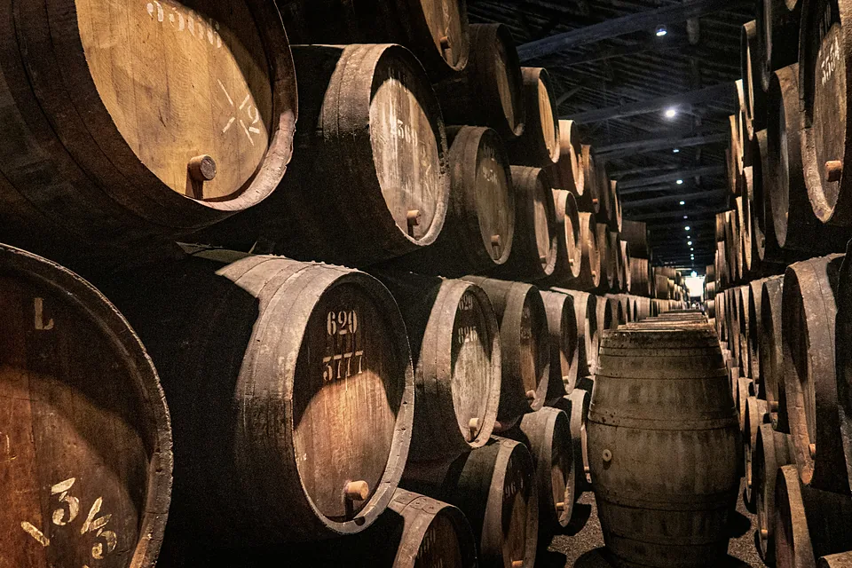 Barricas de vino de Oporto en una antigua bodega