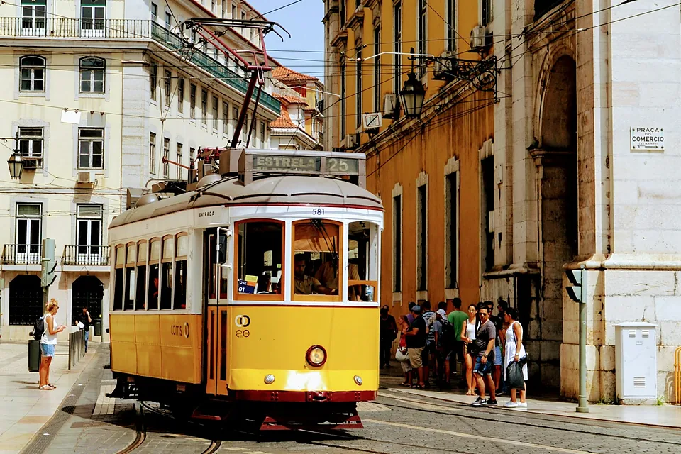 Un tranvía amarillo en el centro de Lisboa
