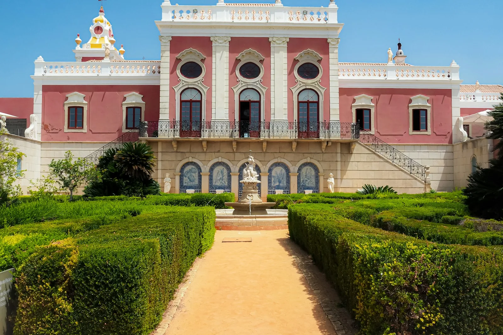 La fachada rosa y los jardines del Palacio de Estoi, en el Algarve, hoy un hotel