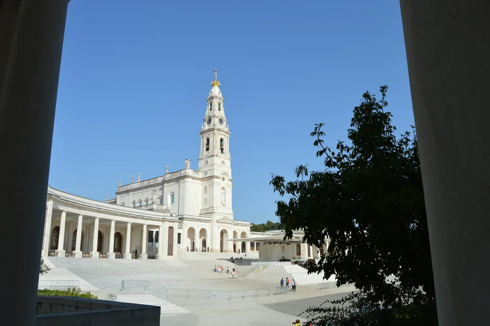 La basílica del Santuario de Fátima bajo un cielo azul