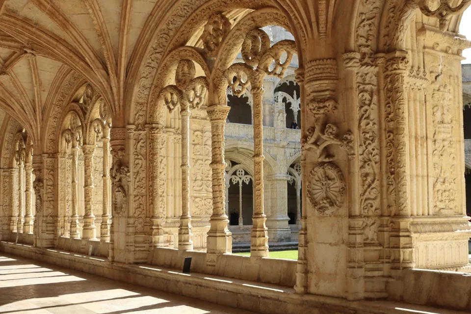 El claustro manuelino del Monasterio de los Jerónimos, en Lisboa, con la luz de la tarde