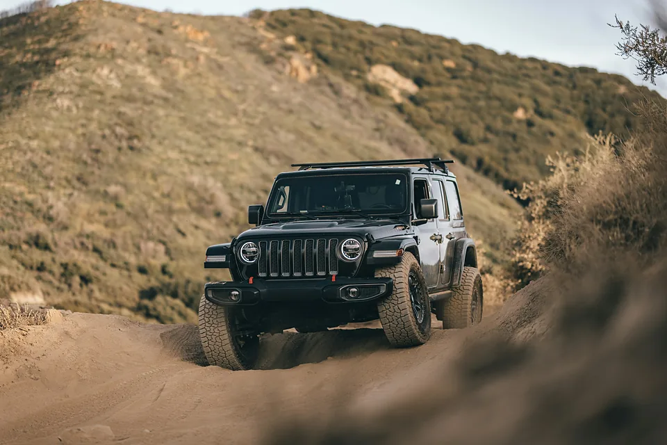 Un jeep en un camino de tierra