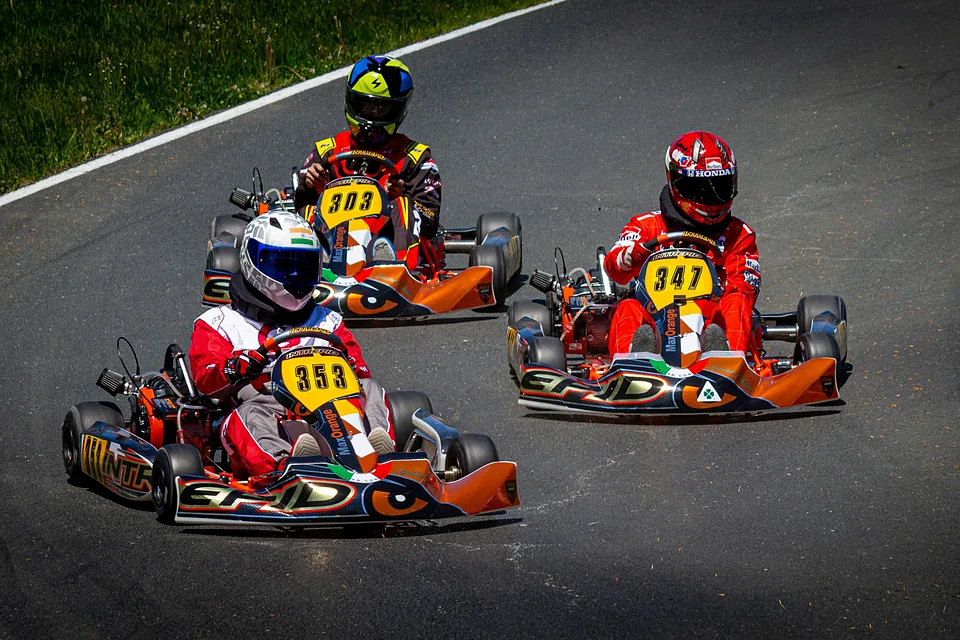 Karts compitiendo en un circuito