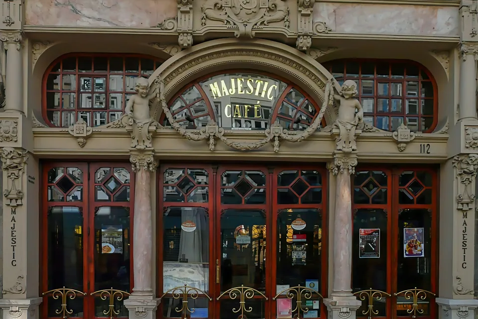 La fachada modernista del Majestic Café, en Oporto