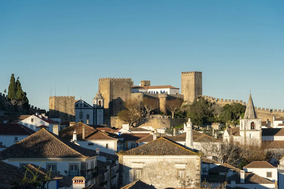 La villa amurallada y el castillo de Óbidos con luz cálida