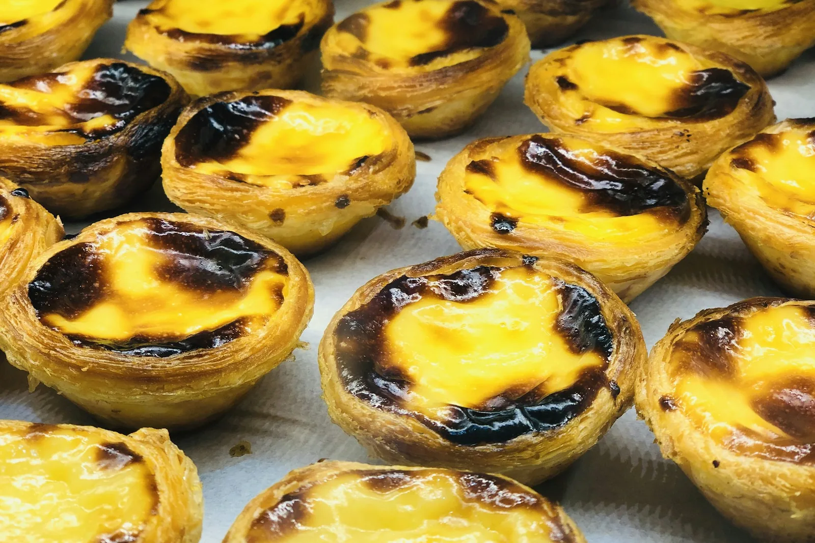 Una bandeja de pastéis de nata, en Lisboa