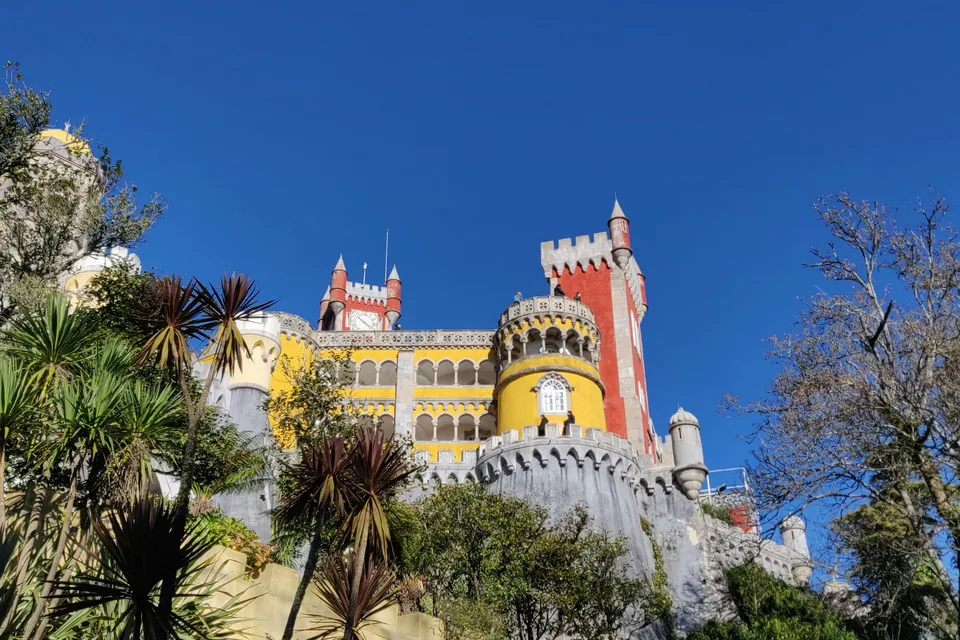 Las torres amarillas y rojas del Palacio da Pena, en Sintra