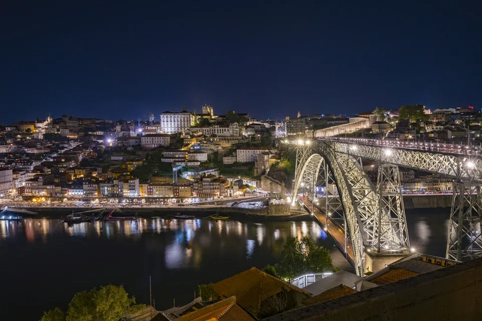 La Ribeira y el puente Don Luis I, en Oporto, de noche