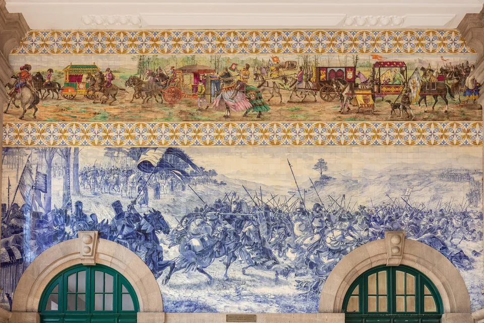 Paneles de azulejos en el vestíbulo de la estación de São Bento, en Oporto