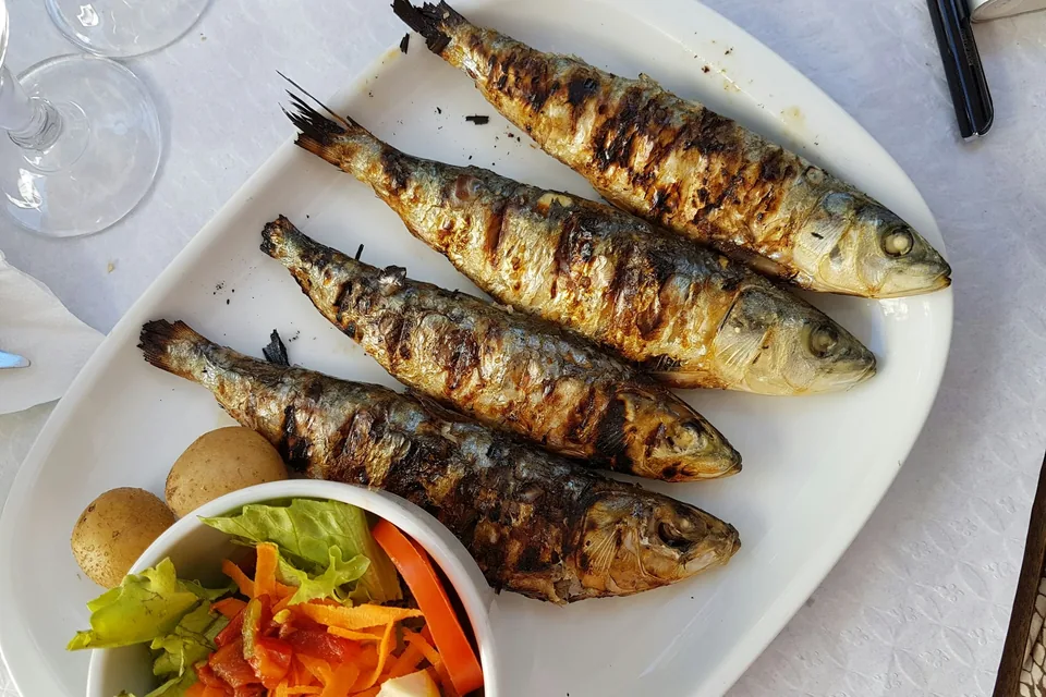 Sardinas a la brasa con patatas y ensalada, en Lisboa