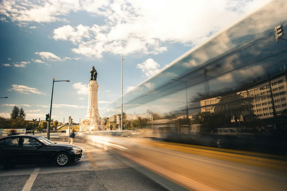 Un coche y un autocar en la rotonda del Marquês de Pombal, en Lisboa