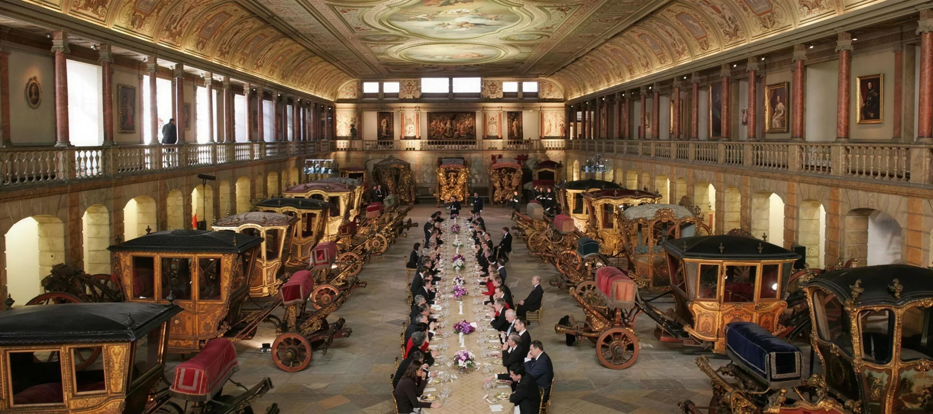 Una cena de gala entre las carrozas reales del Museo Nacional de Carruajes, Lisboa