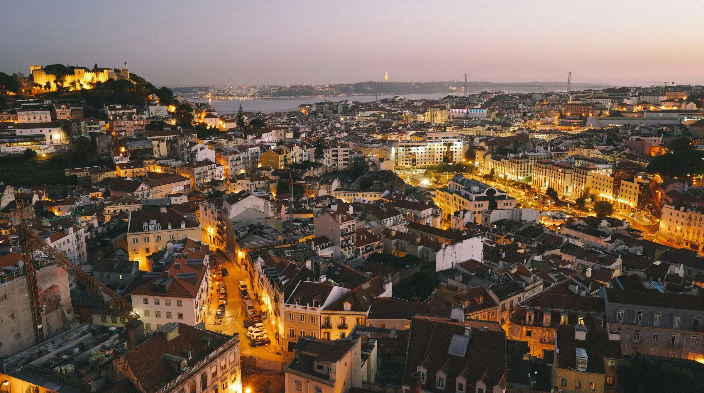 Lisboa al anochecer, con el castillo iluminado